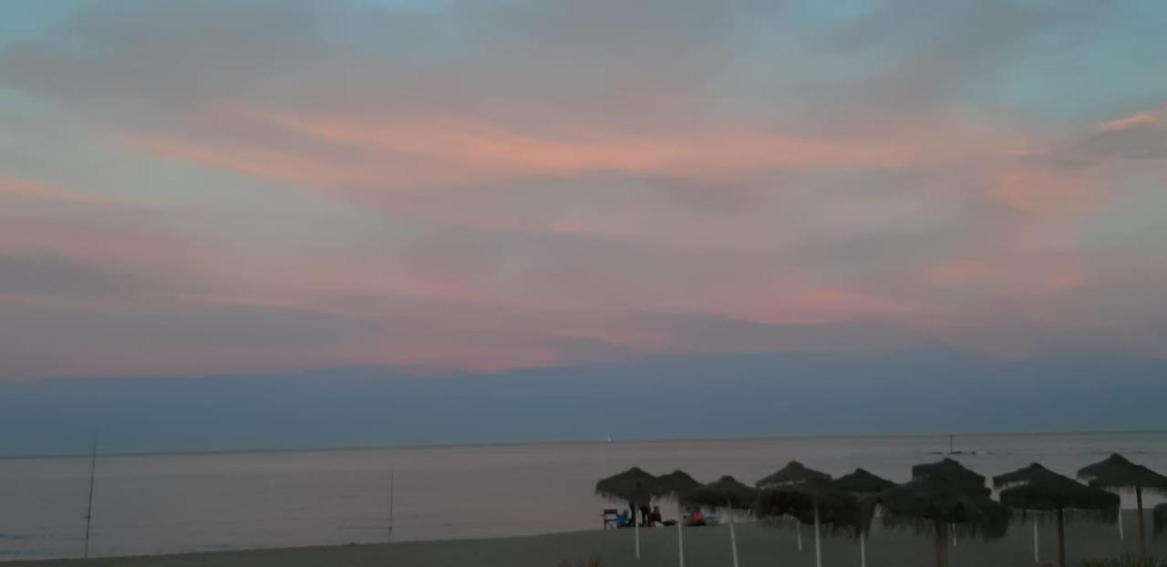 Beautiful Apartment In Third Line Beach Boliches フエンヒロラ エクステリア 写真