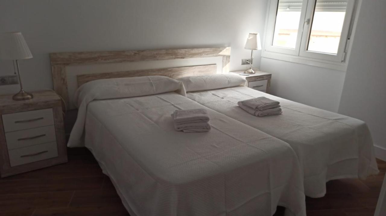 Beautiful Apartment In Third Line Beach Boliches フエンヒロラ エクステリア 写真