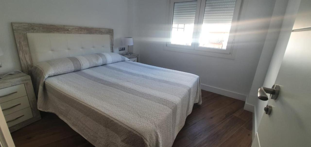 Beautiful Apartment In Third Line Beach Boliches フエンヒロラ エクステリア 写真