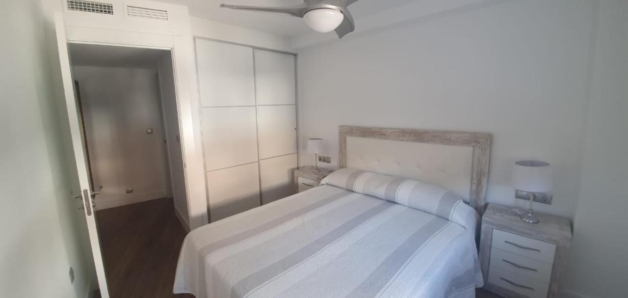 Beautiful Apartment In Third Line Beach Boliches フエンヒロラ エクステリア 写真