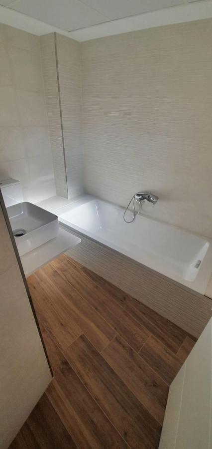 Beautiful Apartment In Third Line Beach Boliches フエンヒロラ エクステリア 写真