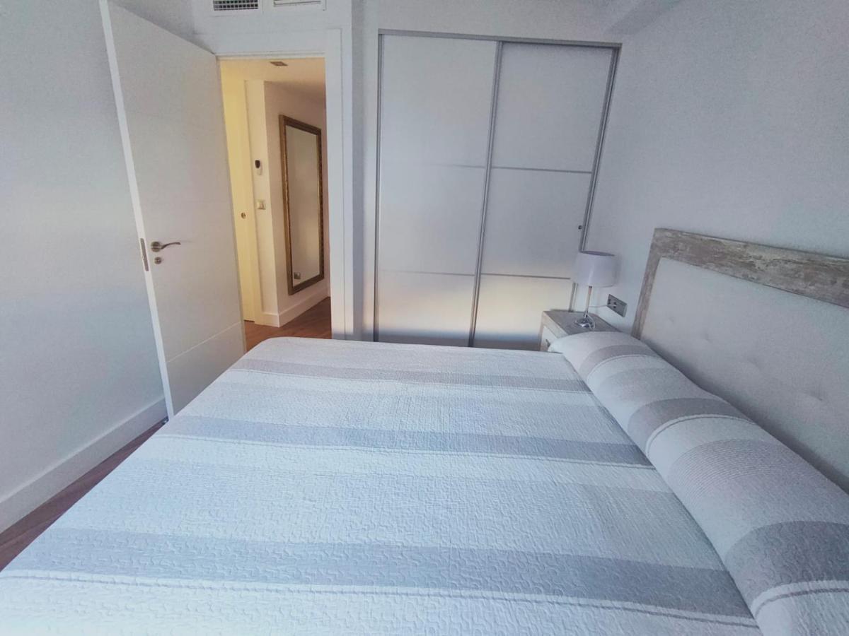 Beautiful Apartment In Third Line Beach Boliches フエンヒロラ エクステリア 写真