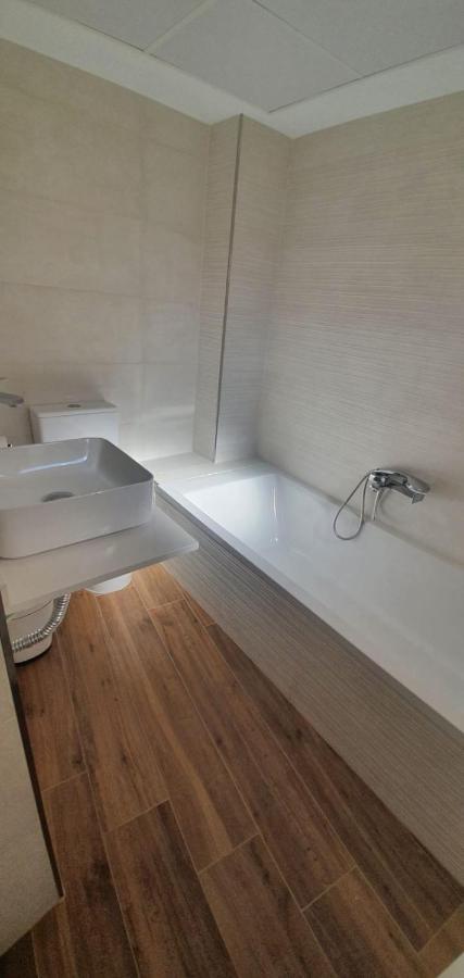 Beautiful Apartment In Third Line Beach Boliches フエンヒロラ エクステリア 写真
